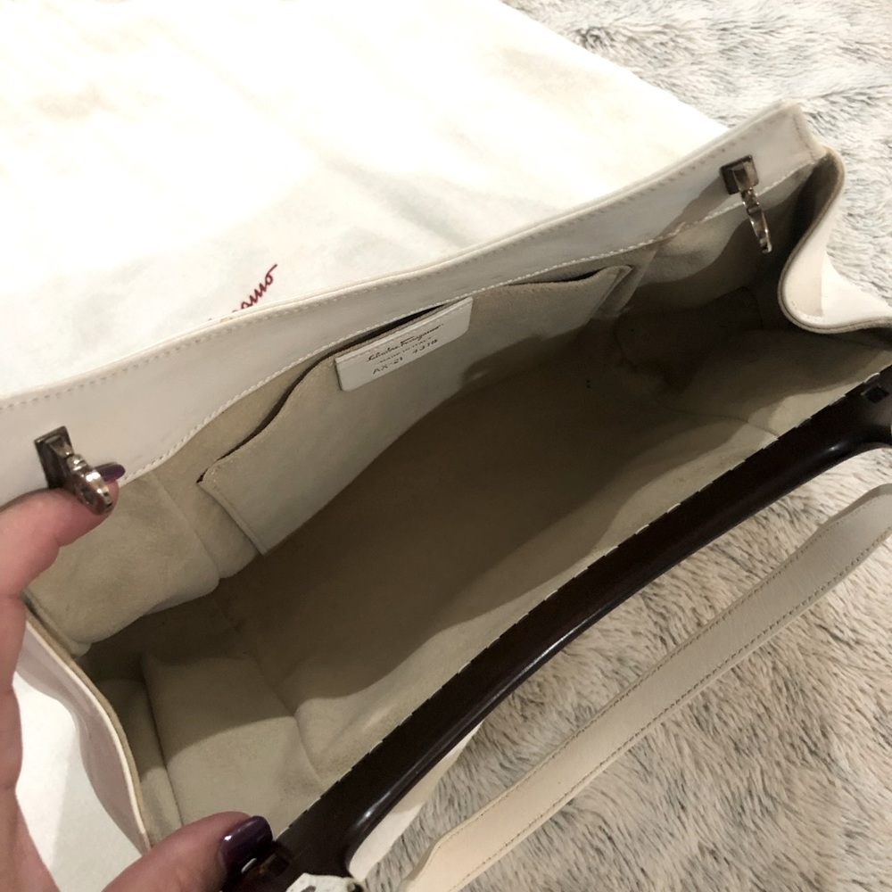 🤍 Salvatore Ferragamo White Leather Purse with Solid Wood detail 🪵🤍 - Picture 4 of 7